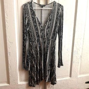 Women’s dress, size medium, black and white, in perfect condition.